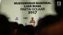 Wakil Presiden Jusuf Kalla memberikan paparan dalam penutupan musyawarah nasional luar biasa Partai Golkar di Jakarta, Rabu (20/12). Munaslub Golkar tadi pagi mengukuhkan Airlangga sebagai ketum menggantikan Setya Novanto. (Liputan6.com/Faizal Fanani)