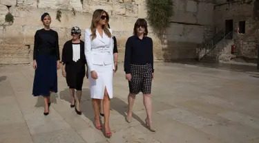 Ibu Negara AS, Melania Trump dan Ivanka Trump saat mengunjungi Tembok Ratapan, tempat suci milik kaum Yahudi, di Yerusalem (22/5). (Heidi Levine, pool via AP)