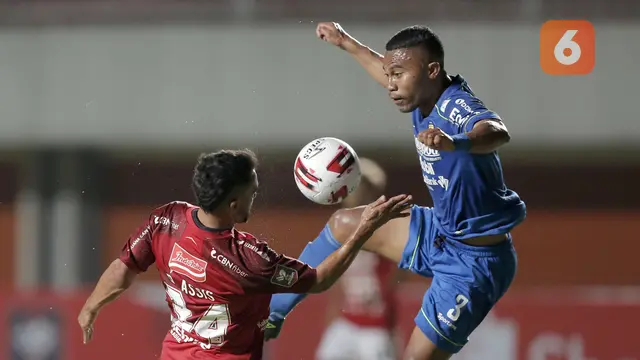 FOTO: Adu Kuat Persib Bandung Melawan Bali United di Babak Pertama