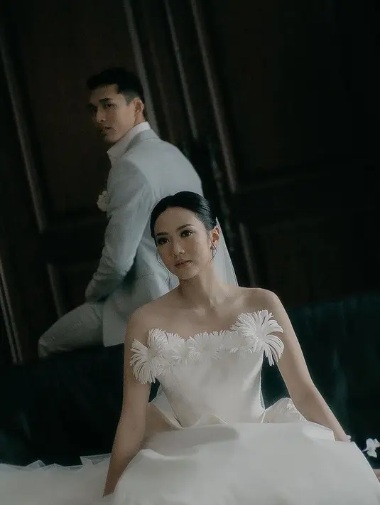 Melengkapi penampilannya, Shanju mengenakan anting-anting minimalis. Ia pun terlihat sederhana tanpa mengenakan aksesori lainnya. [@elsiechrysila]