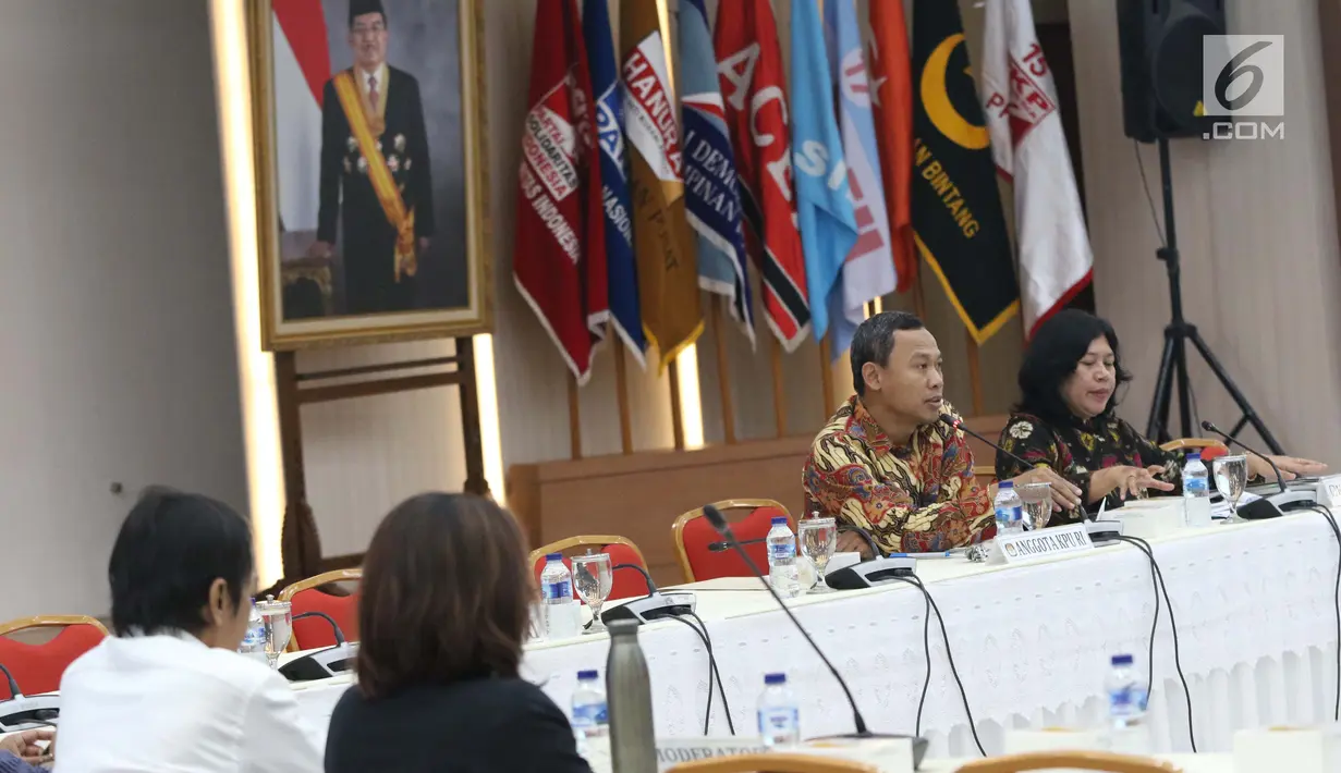Komisioner KPU, Pramono Ubaid Tanthowi (kedua kanan) memimpin rapat evaluasi debat Cawapres di Gedung KPU, Jakarta, Selasa (19/3). Rapat juga membahas persiapan pelaksanaan debat pilpres keempat dan kelima. (Liputan6.com/Helmi Fithriansyah)