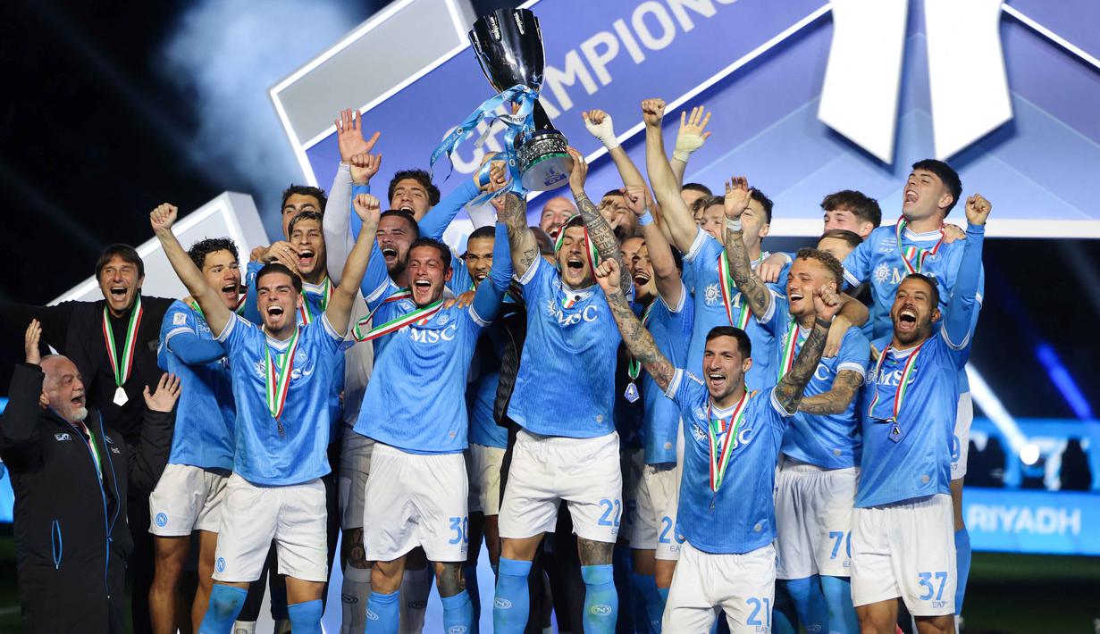 Bek Napoli bernomor punggung 22, Giovanni Di Lorenzo, mengangkat trofi di podium setelah pertandingan final Piala Super Italia melawan Bologna di Stadion King Al-Awwal Park, Riyadh pada Senin 22 Desember 2025 malam waktu setempat. Napoli memastikan diri sebagai juara Piala Super Italia (Supercoppa Italiana) setelah mengalahkan Bologna di partai final. (Fayez NURELDINE/AFP)