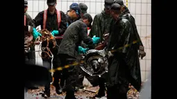 Dalam kecelakaan tersebut, Campos tewas bersama lima orang yang berada dalam pesawat itu, terdiri dari dua pilot, seorang tim kampanye, seorang fotografer, dan seorang videografer resmi kampanye, Brasil, Rabu (13/8/14). (REUTERS/Paulo Whitaker)