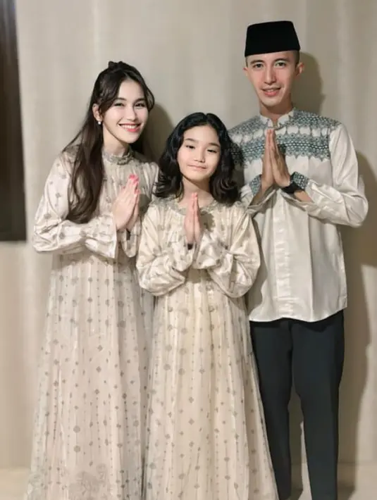 <p>Ayu Ting Ting tampil kompak dengan Bilqis mengenakan dress coklat keemasan lengan terompet bermotif. [@ayutingting92]</p>