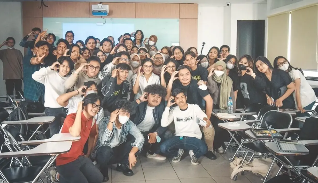 Selepas momen mengajar, Dian Sastrowardoyo menyempatkan waktu untuk berfoto bersama mahasiswa. Mahasiswa pun terlihat antusias bisa berfoto dengan Dian Sastro. Tak heran momen Dian Sastro jadi dosen pun berhasil jadi sorotan. (Liputan6.com/IG/therealdisastr)