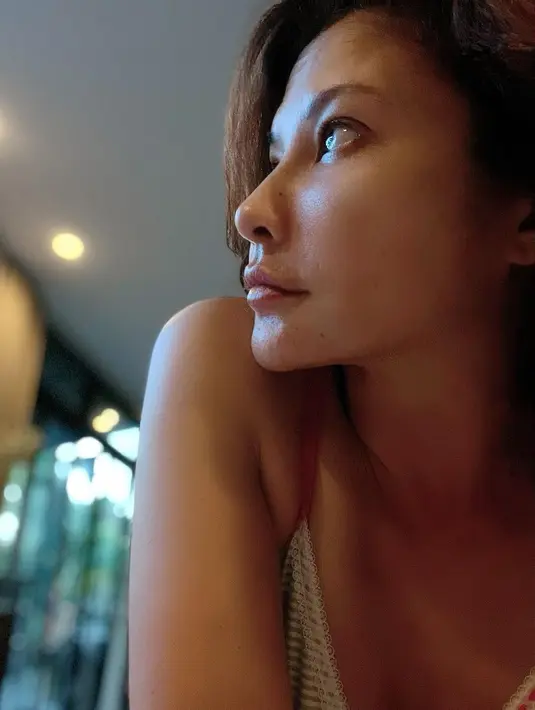 Tamara Bleszynski bahkan tak sungkan untuk mengunggah potret dirinya dengan riasan super simpel. (FOTO: instagram.com/tamarableszynskiofficial)