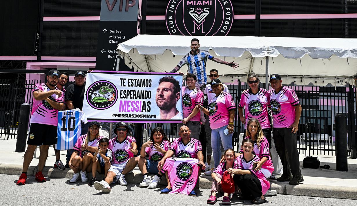 <p>Sejumlah fans Inter Miami berfoto bersama saat menunggu kedatangan Lionel Messi di DRV PNK Stadium, Fort Lauderdale, Florida, 11 Juli 2023 waktu setempat. Messi mendarat di Florida pada hari Selasa (11/07/2023) waktu setempat. Hal tersebut diketahui dari tayangan televisi ESPN. Inter Miami rencananya akan mengadakan acara presentasi bertajuk 'The Unveil' pada 16 Juli di stadion kandangnya. (AFP/Chandan Khanna)</p>