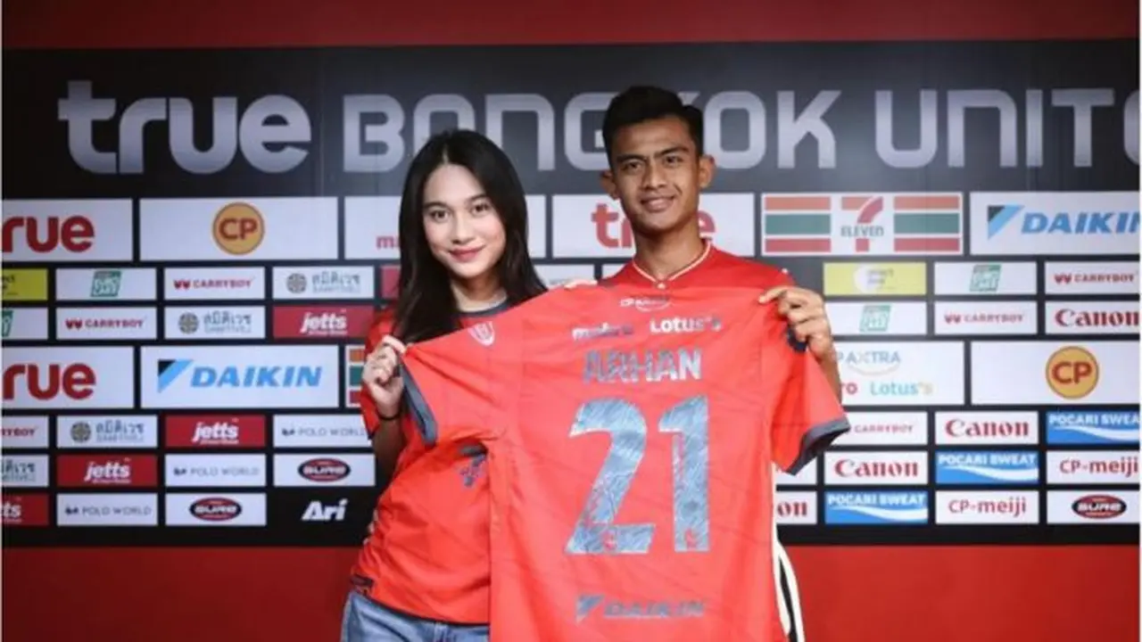Pratama Arhan Join Bangkok United, Azizah Salsha Setia Dampingi Tanda Tangan Kontrak (credit: instagram.com/pratamaarhan8).
