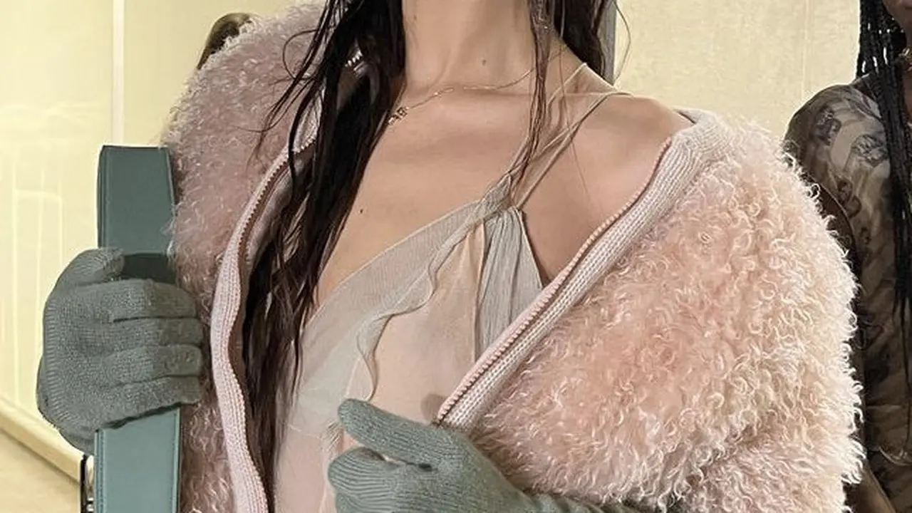 Bella Hadid Tampil di Milan Fashion Week Mewakili Fendi dengan Gaya Rambut Lepek