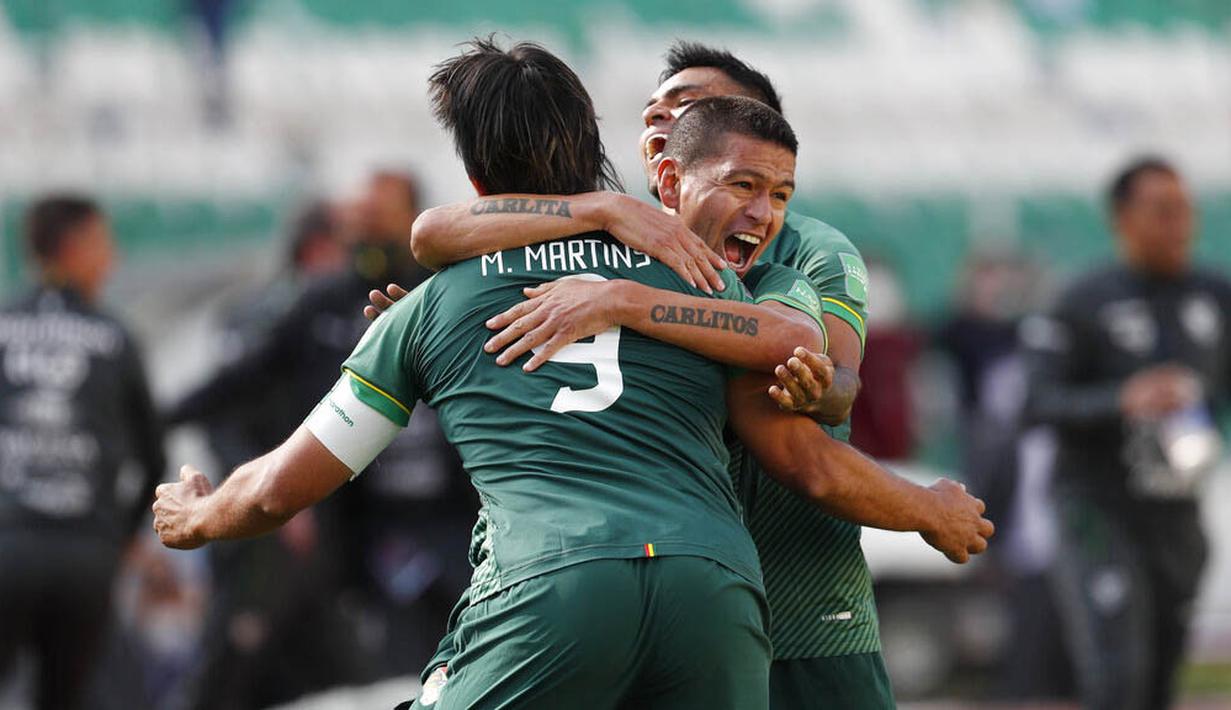 Para pemain Bolivia merayakan gol yang dicetak oleh Marcelo Martins ke gawang Argentina pada laga kualifikasi Piala Dunia 2022 di Estadio Hernando Siles, Rabu (14/10/2020). Argentina menang dengan skor 2-1. (AP/Juan Karita)