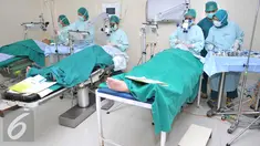 Dokter saat mengoperasi katarak di Rumah Sakit Pertamina Jaya, Jakarta, Kamis (3/12). Operasi katarak gratis ini melibatkan Tim dokter dari rumah sakit mata Cicendo Bandung. (Liputan6.com/Gempur M Surya)