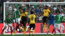 Duel antara pemain Meksiko dan Jamaika di depan gawang Jamaika dalam laga Grup C Copa America 2016 di Stadion Rose Bowl, Pasadena, AS, Jumat (10/6/2016) WIB. (AFP/Mark Ralston)