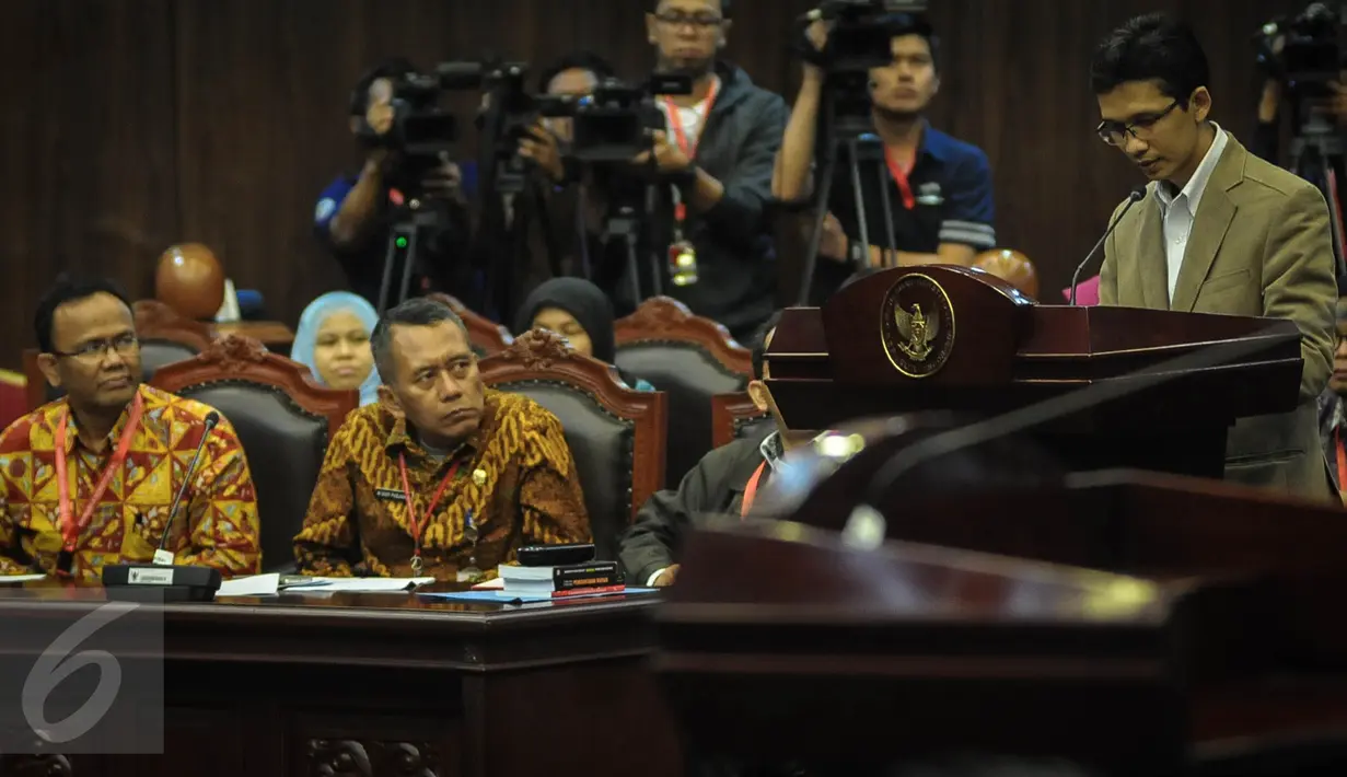 Saksi ahli Mustafa Fakhri memberikan keterangan mengikuti lanjutan sidang gugatan UU Pilkada di Mahkamah Konstitusi, Jakarta, Kamis (6/10). Sidang tersebut mendengarkan pendapat dari ahli pemerintah. (Liputan6.com/Faizal Fanani)