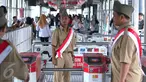 Petugas Trans Jakarta mengenakan pakaian tentara perjuangan tempo dulu di Halte Trans Jakarta, Selasa (16/8). Memperingati HUT RI Ke-71, koridor Trans Jakarta dihiasi nuansa kemerdekaan. (Liputan6.com/Angga Yuniar)