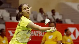 Pebulutangkis Indonesia, Gregoria Mariska, saat melawan pebulutangkis Denmark, Sofie Holmboe Dahl, pada laga Indonesia Masters 2018 di Istora Senayan, Selasa (23/1/2018). Gregoria menang 21-12 dan 21-13 atas Sofie Holmboe. (Bola.com/M Iqbal Ichsan)