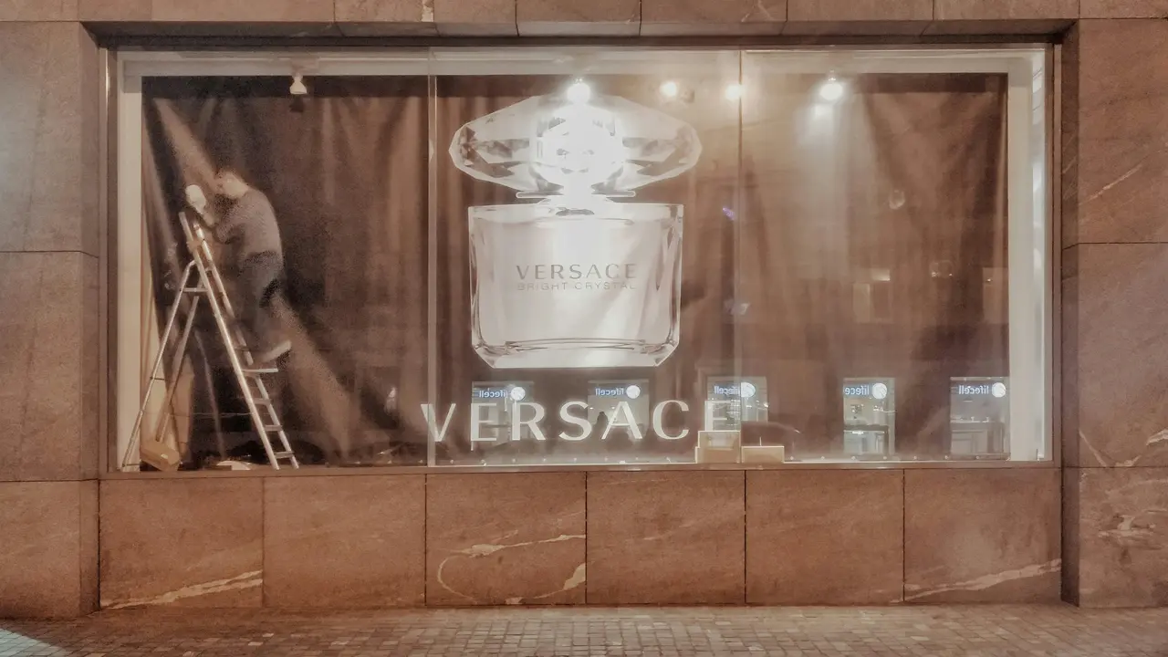 Prada Bersiap Akuisisi Versace Seharga Rp25,8 Triliun, 2 Merek Fesyen Mewah Italia Bakal Bersatu