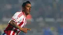 Penyerang Paraguay, Lucas Barrios melakukan selebrasi usai mencetak gol ke gawang Argentina pada semifinal Copa Amerika 2015 di Concepcion, Chili, (1/7/2015). Argentina melangkah ke final usai mengalahkan Paraguay 6-1. (Reuters/Andres Stapff)