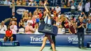 Maria Sharapova melambaikan tangan ke arah penonton usai dikalahkan Anett Kontaveit dalam putaran pertama turnamen tenis putri Piala Rogers di Toronto, Kanada, Senin (5/8/2019). Anett menaklukkan Sharapova dengan skor 4-6, 6-3, dan 6-4. (Mark Blinch/The Canadian Press via AP)