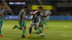 Pemain belakang Jurgen Mattheij diusir wasit di babak pertama karena menerima dua kartu kuning dalam waktu enam menit. (BallBall Video)
