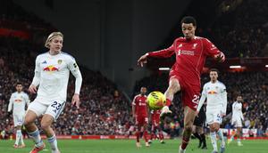 Penyerang Liverpool, Hugo Ekitike, mendapatkan peluang dalam pertandingan sepak bola Liga Inggris antara Liverpool dan Leeds United di Anfield, Liverpool, wilayah barat laut Inggris, pada 1 Januari 2026. (Darren Staples / AFP)