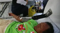 Sejumlah pendonor mengikuti donor darah di Masjid Kauman,Yogyakarta, (11/6/2016).Safari donor darah ramadan pundi amal SCTV di sambut antusias oleh masyarakat.(Boy Harjanto)