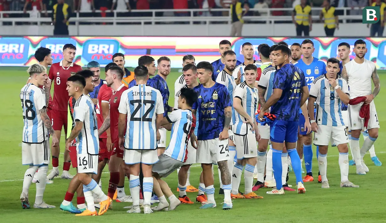 Seorang suporter berhasil masuk kedalam lapangan dan membuat pemain Timnas Argentina terkejut setelah laga FIFA Matchday antara Timnas Indonesia Vs Timnas Argentina di Stadion Utama Gelora Bung Karno (SUGBK), Senayan, Jakarta, Senin (19/06/2023). (Bola.com/M Iqbal Ichsan)
