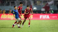 Pemain Timnas Indonesia U-17, Welber Jardim (kanan) menguasai bola saat menghadapi Timnas Ekuador U-17 pada laga pertama Grup A Piala Dunia U-17 di Stadion Gelora Bung Tomo, Surabaya, Jumat (10/11/2023) malam WIB. (Bola.com/Bagaskara Lazuardi)