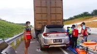 Kecelakaan lalu lintas di Jalan Tol Permai yang menelan korban jiwa. (Liputan6.com/M Syukur)