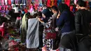 Calon pembeli memilih kerudung saat berbelanja di Pasar Tanah Abang, Jakarta, Rabu (9/12). Libur pilkada dimanfaatkan warga untuk berbelanja pakaian di pasar tekstil terbesar di Asia Tenggara itu. (Liputan6.com/Angga Yuniar)