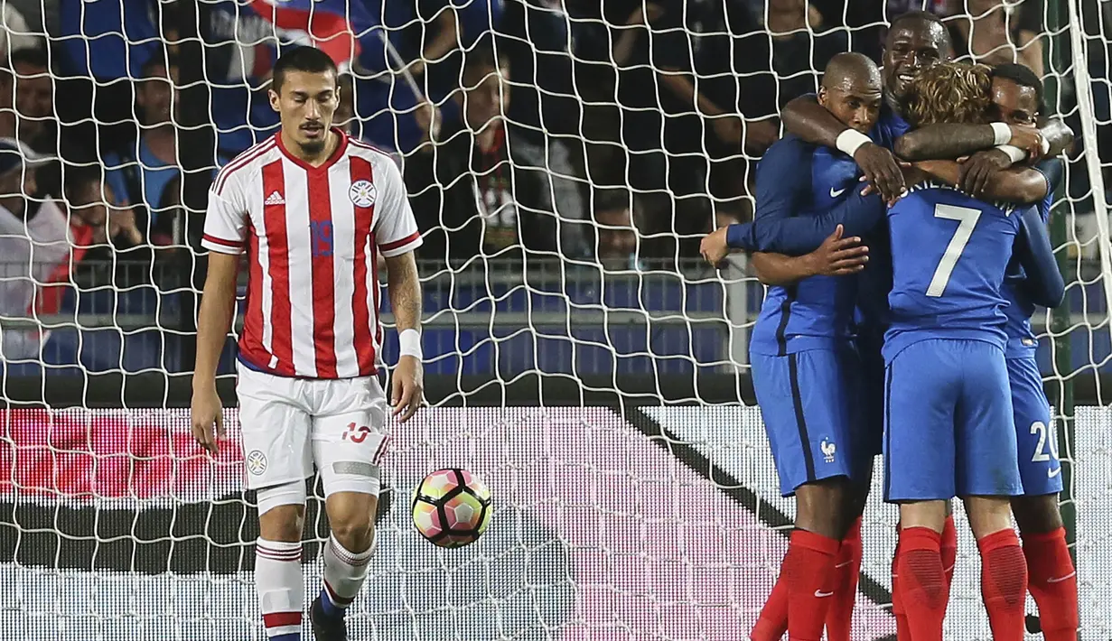 Para pemain Prancis, merayakan gol Antoine Griezmann ke gawang Paraguay pada laga uji coba di Stadion Roazhon Park, Rennes (02/06/17). Prancis menang 5-0. (AP/David Vincent)