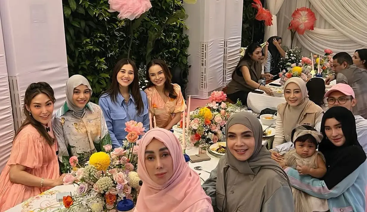 Aaliyah Massaid juga hadir dengan atasan lengan panjang warna biru. Atasan tersebut pun memiliki aksen kantong depan. [@rieta_amilia]