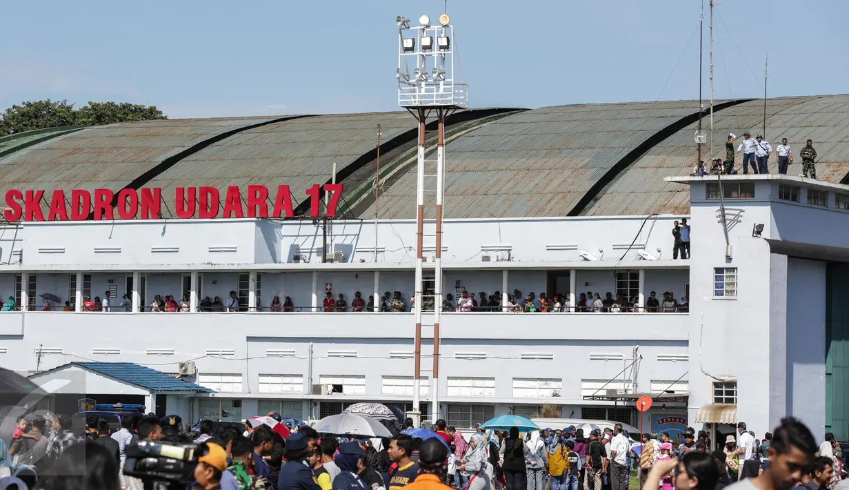 Sejumlah masyarakat bersiap untuk menyaksikan atraksi dalam Hut TNI-AU ke-71 di Taxi Way Skuadron Udara Bandara Halim Perdanakusuma, Jakarta, Minggu (9/4). Atraksi megah ini bisa disaksikan masyarakat secara langsung. (Liputan6.com/Faizal Fanani)
