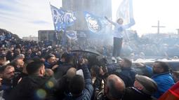 Para fans FC Porto memberikan penghormatan untuk mendiang mantan presiden FC Porto, Jorge Nuno Pinto da Costa di Stadion Dragao, Porto, Portugal pada 17 Februari 2025. Pinto da Costa, menjabat sebagai presiden FC Porto dari tahun 1982 hingga 2024 dan meninggal dunia pada usia 87 tahun. (AFP/Miguel Riopa)