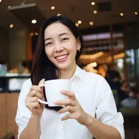 ilustrasi perempuan minum kopi/Mallika Home Studio/Shutterstock