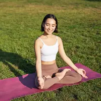 Ilustrasi wanita melakukan yoga (copyright Freepik)
