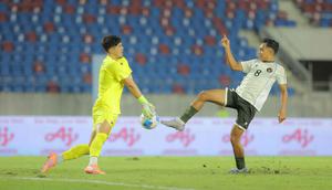 Pertandingan antara Timnas Indonesia U-22 melawan Filipina berjalan cukup ketat dan sengit. Tampak dalam foto, pemain Timnas Indonesia U-22, Muhammad Rayhan Hannan (kanan) berhadapan dengan penjaga gawang Filipina, Nicholas Guimaraes, pada laga perdana Grup C SEA Games 2025 di Stadion 700th Anniversary, Chiang Mai, Thailand, Senin (8/12/2025). (Bola.com/Bagaskara Lazuardi)