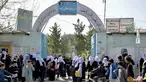 Anak perempuan meninggalkan sekolah mereka setelah perintah penutupan hanya beberapa jam setelah dibuka kembali di Kabul (23/3/2022). Taliban memerintahkan sekolah menengah perempuan di Afghanistan ditutup pada 23 Maret hanya beberapa jam setelah dibuka kembali. (AFP/Ahmad Sahel Arman)