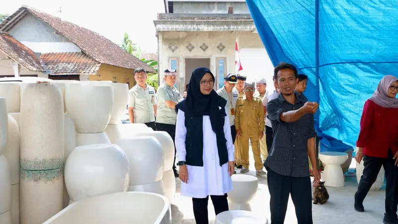 Bupati Banyuwangi Ipuk Fiestiandani tinjau rumah produksi furnitur dari limbah plastik di Banyuwangi