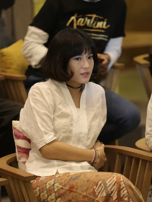 “Yang paling berat itu ada beberapa. Pertama di danau sama ibu. Terus yang sendirian di kamar yang dikunciin. Ketiga, yang pas mau pamit mau kawin," ungkap Dian Sastro, di Plaza Indonesia, Jakarta Pusat, Rabu (4/4/2017). (Galih W. Satria/Bintang.com)