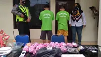 Polisi beberkan barang bukti narkoba siap edar yang diamankan dari penangkapan dua pelaku di Bekasi. (Liputan6.com/Bam Sinulingga)