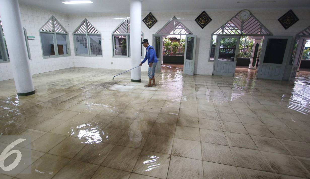Seorang warga mengeluarkan air saat banjir menggenangi Mesjid An Nur di kawasan Pasar Minggu, Jakarta, Selasa (4/10). Banjir yang rutin menggenangi kawasan tersebut menyebabkan aktivitas warga serta ibadah terganggu. (Liputan6.com/Immanuel Antonius)