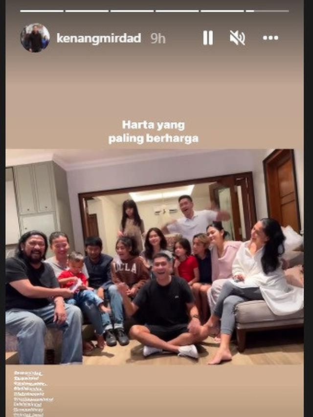 Keluarga Mirdad berkumpul di awal tahun baru 2022 (Foto: Instagram/@kenangmirdad)