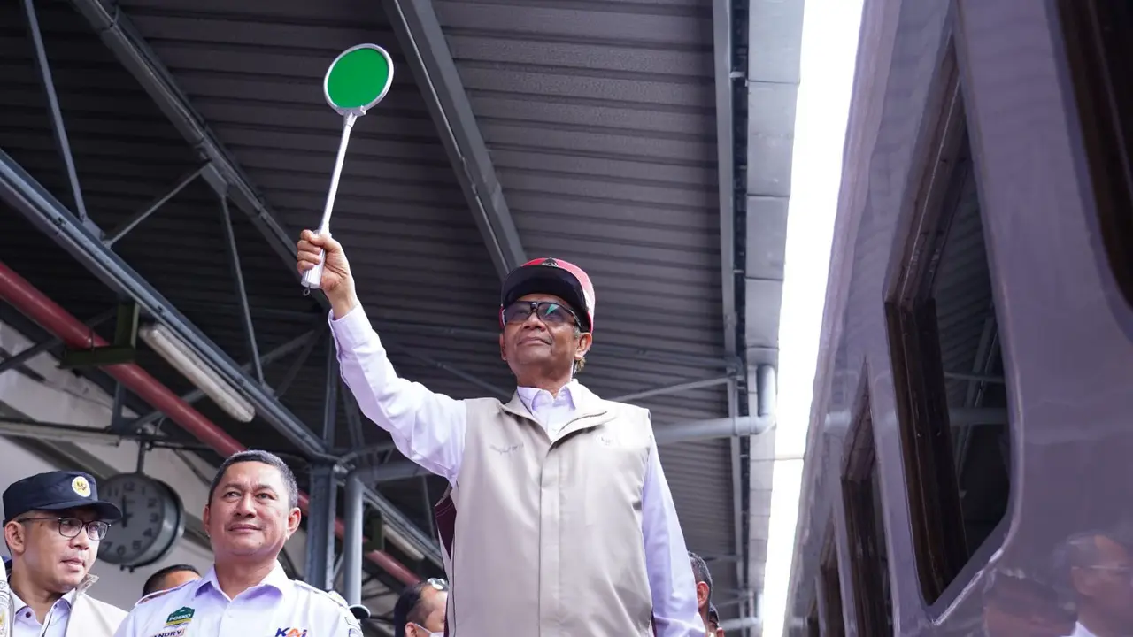 Menko Polhukam Mahfud MD mengunjungi Stasiun Pasar Senen, Jakarta