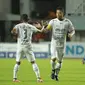 Hamka Hamzah (dua kiri) selaku kapten tim Rans Cilegon FC menyumbang satu dari dua gol yang diperoleh saat mengalahkan Persiba Balikpapan. (Bola.com/M Iqbal Ichsan)