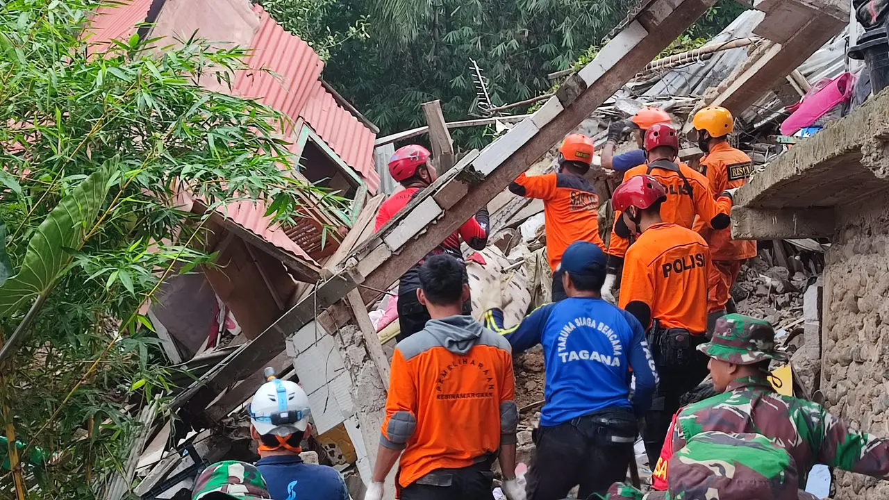 Evakuasi Korban Longsor di Bogor Dilakukan Manual