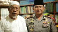 Mantan Menteri Agama, KH Tholchah Hasan bersama Kapolres Malang, AKBP Yade Setiawan Ujung (Polres Malang untuk Liputan6.com)