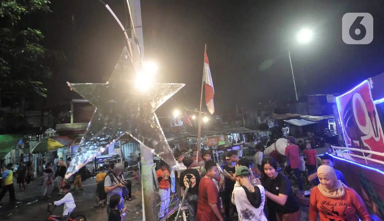 <p>Warga saat merayakan malam Idul Fitri 1443 Hijriah di kawasan Manggarai, Jakarta, Minggu (1/5/2022). Kemeriahan malam takbir di kawasan tersebut tak terbendung digelar sangat antusias oleh warga setelah sempat dilarang selama dua tahun akibat pandemi. (merdeka.com/Iqbal S. Nugroho)</p>