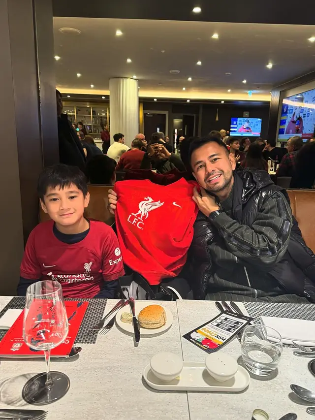 7 Potret Raffi Ahmad Ajak Rafathar Nonton Langsung Pertandingan Liverpool, Seru