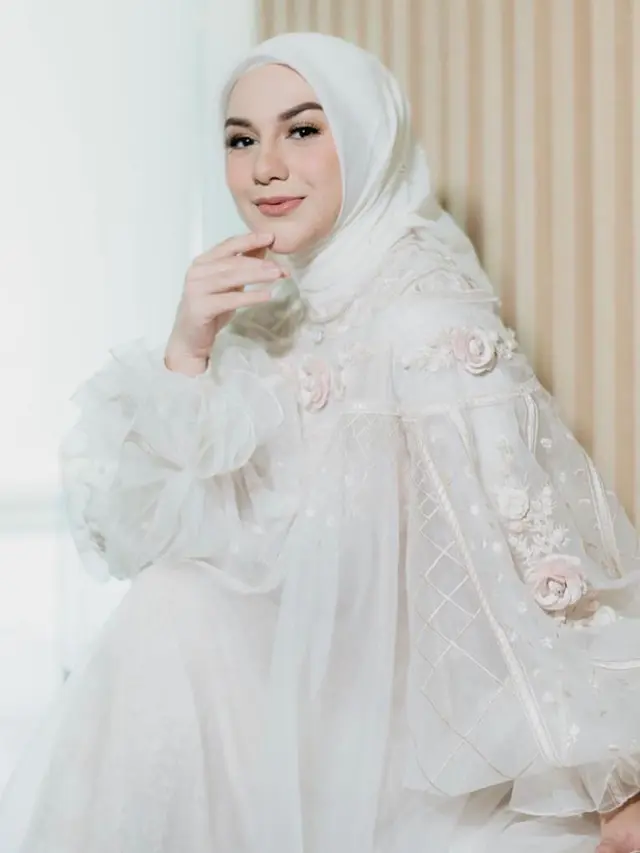 10 Potret Irish Bella Pamer Baby Bump di Pengajian Empat Bulanan, Tampil Menawan Bergaun Putih