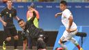 Pemain Jerman, Davie Selke (kiri), berebut bola dengan pemain Meksiko, Carlos Salcedo, pada laga perdana Grup C Olimpiade Rio 2016 di Arena Fonte Nova, Jumat (5/8/2016) dini hari WIB. (AFP/Nelson Almeida)